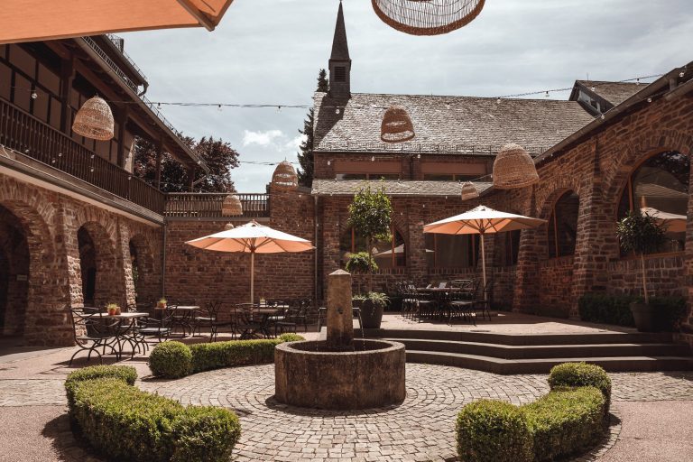 Drei Seifenstücke in neutralen Farbtönen mit einer dekorativen Blume und einem Körbchen.