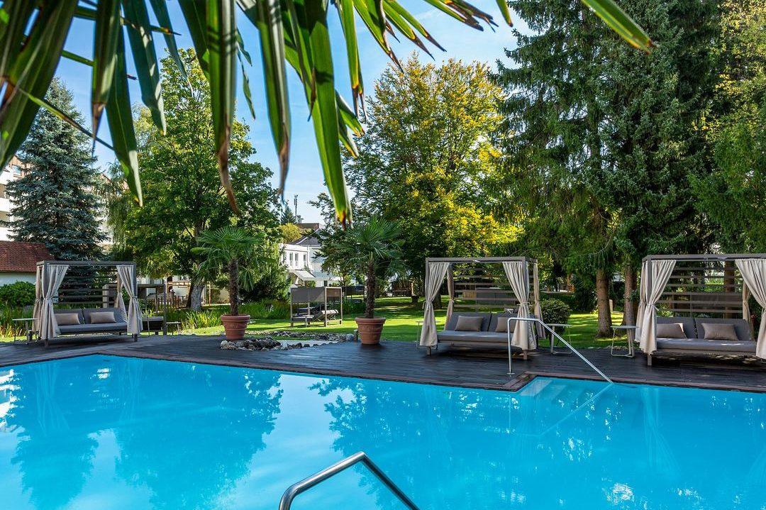 Gemütliche Kaminlounge mit Holzwänden, Holzboden und modernen Möbeln.